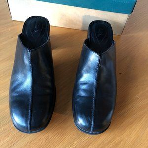 Clarks mules 7.5 black lea dunham with box